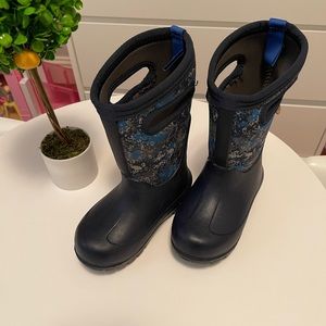 Bogs boots kid size 10